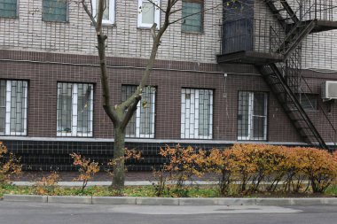 Retro tuğla bina pencere