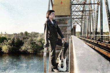 gitar bir demiryolu ile fotoğraf erkekler üzerinde karalama etkisi