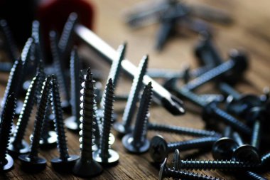 vida ve tornavida yığını