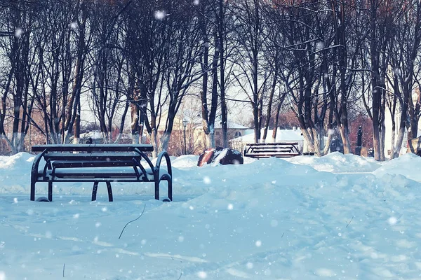 Banco de calle de invierno en la ciudad — Foto de Stock