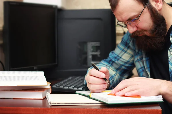 Mann schreibt Stift-Tabelle — Stockfoto