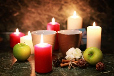 gece fincan çay mum ve elma ile