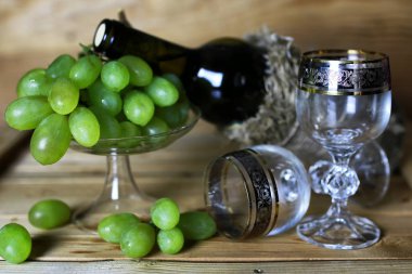 şarap şişesi kitap ve cam üzüm