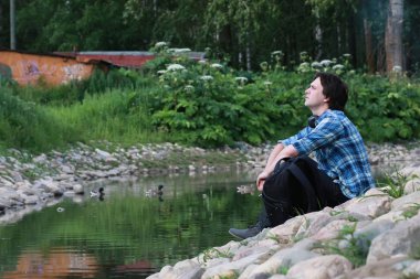 adam oturup taş Nehri üzerinde