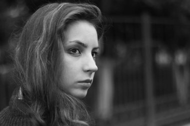 Sonbahar ceketli kızıl saçlı kız.