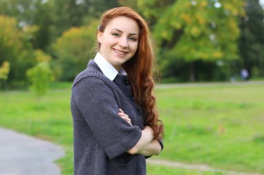 Sonbahar ceketli kızıl saçlı kız.