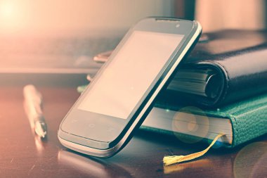 Ofis Masası ile bir bilgisayar ve bir telefon günlüğü