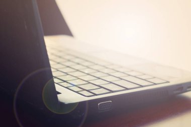 Ofis Masası ile bir bilgisayar ve bir telefon günlüğü