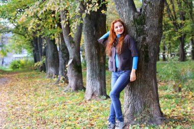 Kat kız sonbahar yaprakları