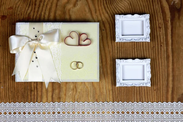 Accessoires de mariage et invitations à encadrer table en bois léger — Photo