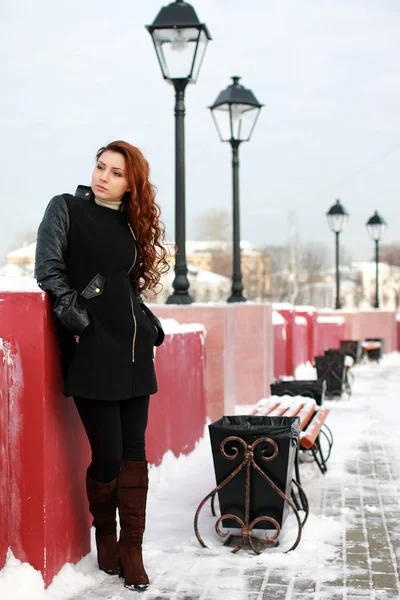 Kobieta na ulicy światła śniegu — Zdjęcie stockowe