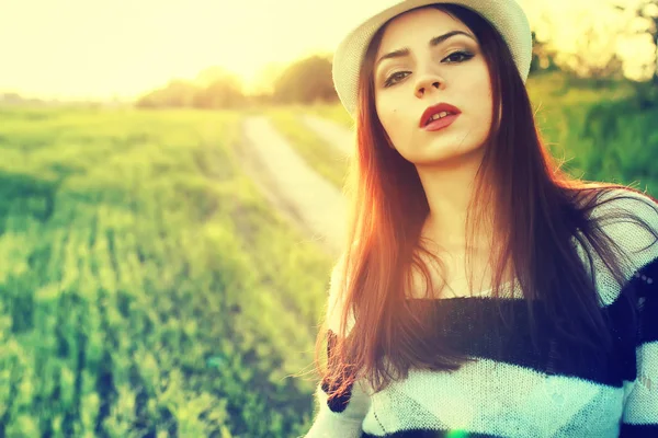 Flicka i hatt mode fältet sunset — Stockfoto