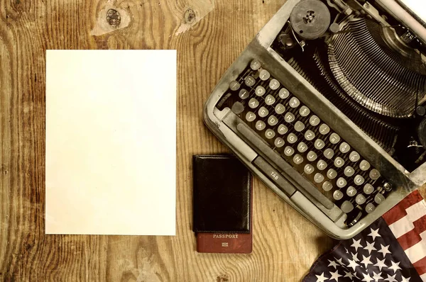 Робочий стіл письменника з ретро друкарською машинкою — стокове фото