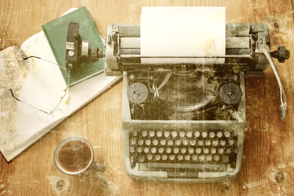 Старое фото пишущая машинка ретро ручной деревянный стол — стоковое фото