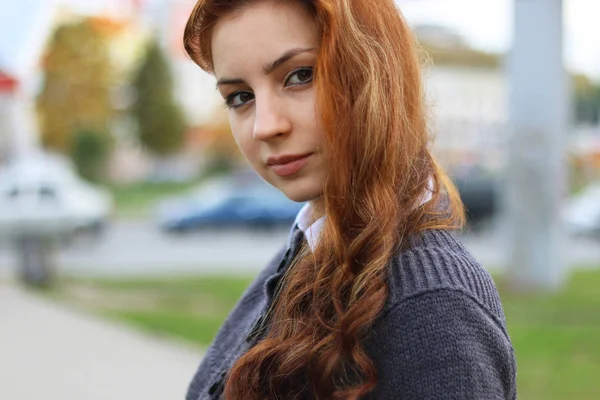 Sonbahar ceketli kızıl saçlı kız.