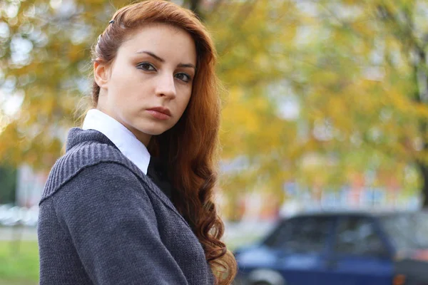 Menina ruiva na jaqueta de outono — Fotografia de Stock