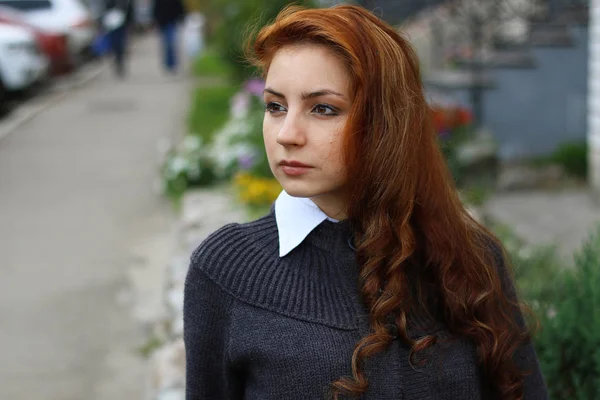 Vörös hajú lány őszi dzsekiben — Stock Fotó