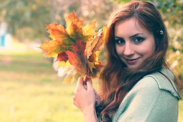 Рыжая девушка Осенние листья — стоковое фото