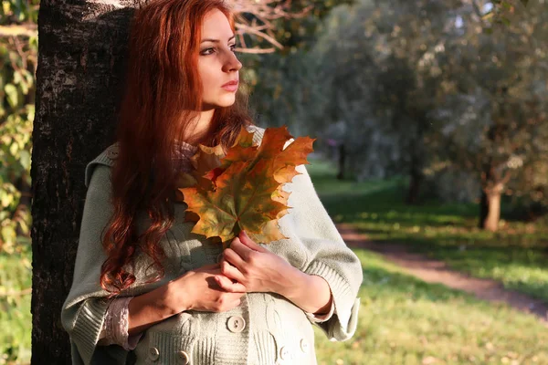 Rotschopf Mädchen Herbst Blätter — Stockfoto