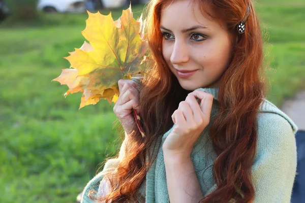 Roodharige meisje Autumn leaves — Stockfoto