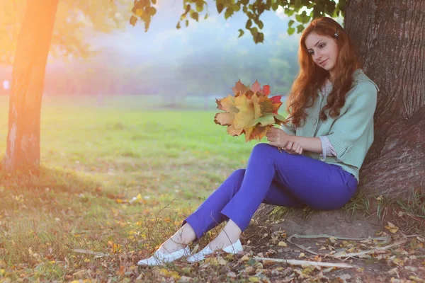 Rotschopf Mädchen Herbst Blätter — Stockfoto