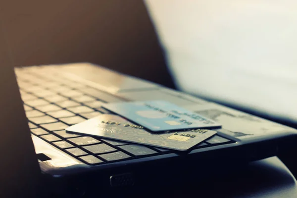 Płatności kartą kredytową laptopa — Zdjęcie stockowe