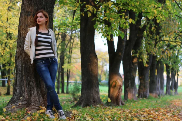 Jesienne liście dziewczyna książki casual — Zdjęcie stockowe