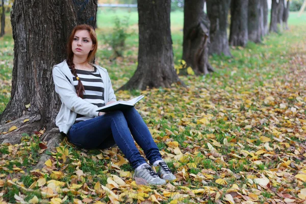 Осіннє листя дівчина книга випадковий — стокове фото