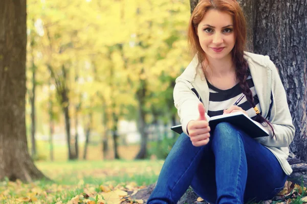 Осіннє листя дівчина книга випадковий — стокове фото