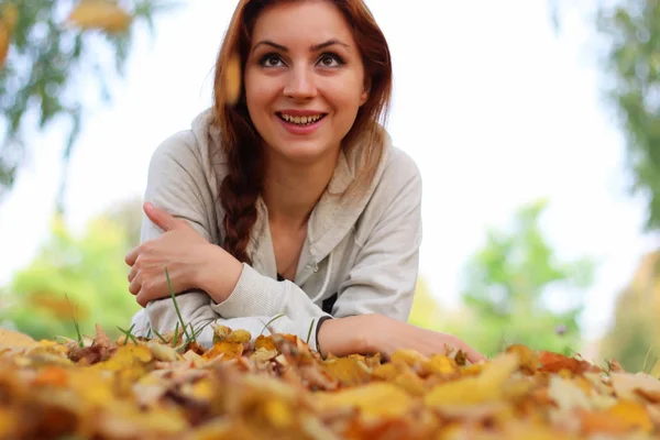 Automne feuilles fille livre casual — Photo