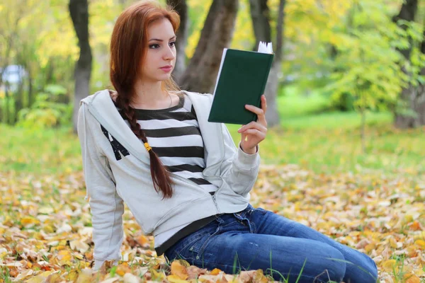 Otoño hojas chica libro casual — Foto de Stock