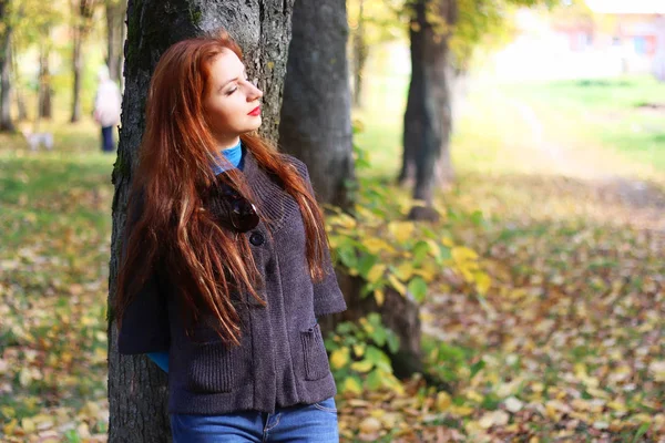 Menina outono folhas casaco — Fotografia de Stock