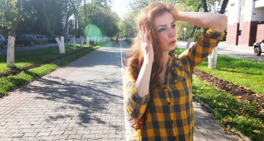 bir şapka hipster Kızıl saçlı kız