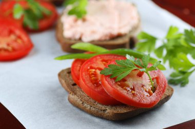 sandviç ekmek domates sos yeşil sağlıklı sebze