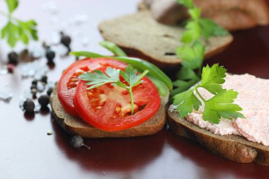 sandviç ekmek domates sos yeşil sağlıklı sebze