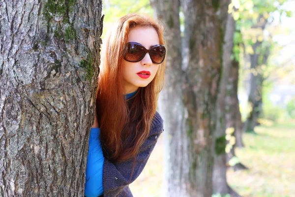 Ragazza autunno foglie cappotto occhiali da sole — Foto Stock