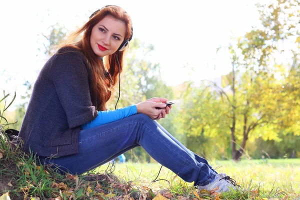 Girl autumn leaves casual player — Stock Photo, Image