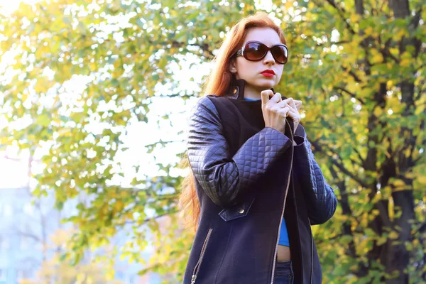 Ragazza autunno foglie cappotto occhiali da sole — Foto Stock