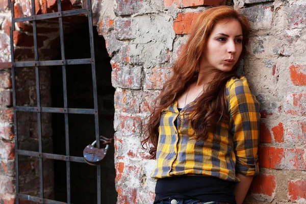 Menina ruiva em um chapéu hipster — Fotografia de Stock