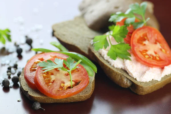 Sandwich bread tomato sauce green healthy vegetables — Stock Photo, Image