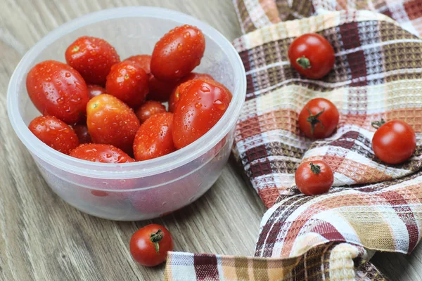 Gewaschene Tomaten in Schüssel — Stockfoto