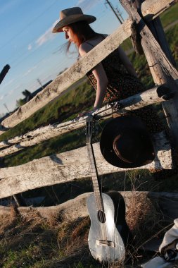 bir alandaki kovboy şapkalı kız