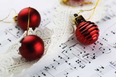 Notlar ve Noel topları