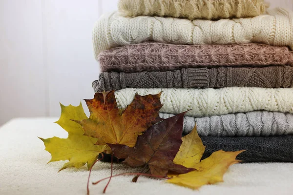 Стек свитеров вязаная осенняя концепция — стоковое фото