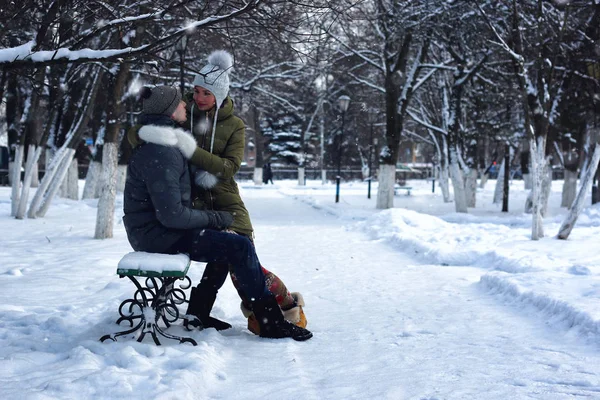 Amantes en un banco en invierno — Foto de Stock