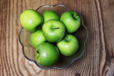 Ahşap arka planda yeşil elma