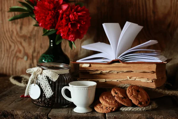 Кофе чашка старая книга цветок — стоковое фото