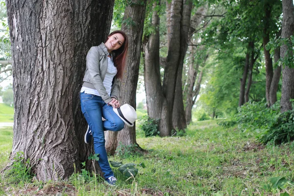 Donna in albero parco all'aperto — Foto Stock