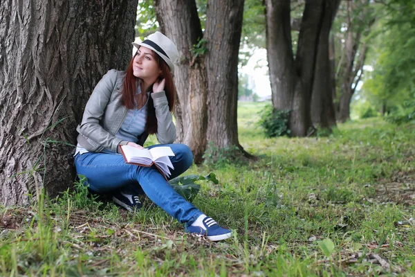 Ragazza con libro nel parco — Foto Stock