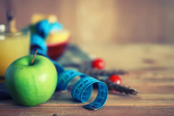 Dieta owoce jabłko centymetr drewniane tła — Zdjęcie stockowe